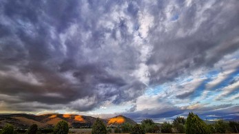 Καιρός: Άνοδος της θερμοκρασίας και ισχυρός παγετός στα βόρεια