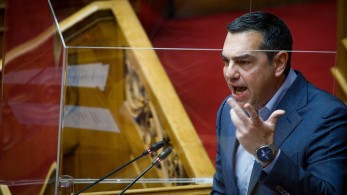 Στο καναβάτσο ο Τσίπρας: Με “Ναι” από ΝΔ και ΠΑΣΟΚ πέρασε η τροπολογία για τις εγκληματικές οργανώσεις