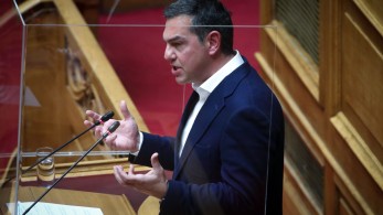 Εκτεθειμένος ο Τσίπρας – Δεν θα ψηφίσει ούτε το βοήθημα για τους συνταξιούχους