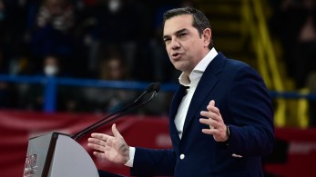 Ο Τσίπρας σε ρόλο λαϊκού… ηγέτη – Το καρφί για την business θέση του Ανδρουλάκη