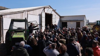 Σόου Τσίπρα στο δρόμο για τον… κάμπο: Ανέβηκε πάλι σε… τρακτέρ 10 χρόνια μετά (βίντεο)