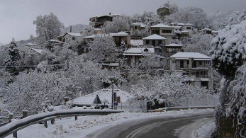Σφοδρή χιονόπτωση σε όλη τη Μαγνησία – Κλειστά τα σχολεία – Μάχη να κρατηθούν ανοιχτοί οι δρόμοι