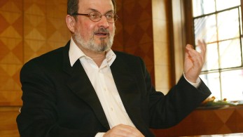 Ιρανικό ίδρυμα προσφέρει γη στο δράστη της επίθεσης εναντίον του λογοτέχνη Σαλμάν Ρούσντι