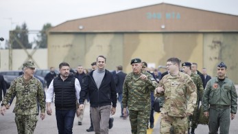 Στην 110 Πτέρυγα Μάχης ο Μητσοτάκης με Φλώρο, Τσούνη και Χαρδαλιά Στην 110 Πτέρυγα Μάχης ο Μητσοτάκης με Φλώρο, Τσούνη και Χαρδαλιά