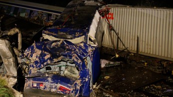 Στους 32 οι νεκροί από τη φονική σύγκρουση τρένων στα Τέμπη-Ψάχνουν για εγκλωβισμένους