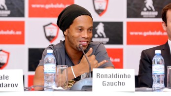 Ο Ροναλντίνιο επέστρεψε στα γήπεδα (vid)