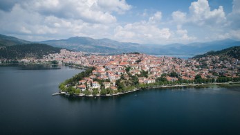 Ένα μοναδικό θέαμα στην Καστοριά: Η “ιπτάμενη πιανίστας” παίζει πιάνο στη μέση της λίμνης (vid)