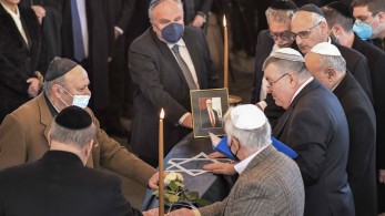 Μωυσής Ελισάφ: Πλήθος κόσμου στην κηδεία του – Η τελευταία στάση έξω από το Δημαρχείο