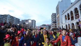 Βούλιαξε η Πάτρα- Το μεσημέρι θα ξεκινήσει η μεγάλη παρέλαση