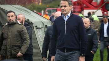 Στο Γενικό Νοσοκομείο Λάρισας ο πρωθυπουργός – Συνομίλησε με συγγενείς θυμάτων και αγνοουμένων