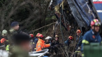 Τραγωδία στα Τέμπη: Διεθνές κύμα συμπαράστασης – Μπαράζ τηλεφωνημάτων στον Ν. Δένδια