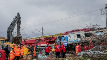 Τραγωδία στα Τέμπη: Στους 57 οι νεκροί – Ενημερώθηκαν συγγενείς μετά τις πρώτες ταυτοποιήσεις