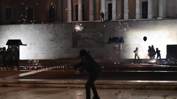 Τα έσπασαν οι κουκουλοφόροι στο Σύνταγμα – Πέταξαν πέτρες, μάρμαρα και μολότοφ (ΒΙΝΤΕΟ)