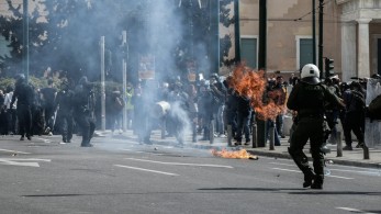 Οι κουκουλοφόροι “ξαναχτυπούν”: Βανδαλισμοί και βόμβες μολότοφ  στο Σύνταγμα