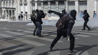 Επεισόδια στο Σύνταγμα: Μολότοφ, πέτρες και μάρμαρα στη συγκέντρωση για την τραγωδία στα Τέμπη