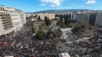 ΕΛ.ΑΣ.: Πάνω από 40.000 άτομα συμμετείχαν στην πορεία στο Σύνταγμα – 26 προσαγωγές και 15 συλλήψεις