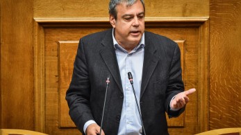 Τραγικό: Ο Βερναρδάκης καλεί τον κόσμο να βγει στις πλατείες για τα Τέμπη και τα… δημόσια αγαθά
