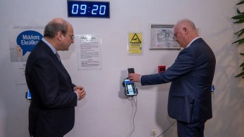 Επίσκεψη Χατζηδάκη στην Εθνική Ασφαλιστική: Επανάσταση η ψηφιακή κάρτα εργασίας