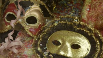 Γρηγόρης Ψαριανός: Μπαλ μασκέ σε τρία ταμπλό