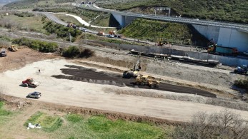Τέμπη: Απομακρύνθηκαν βαγόνια και συντρίμμια από το σημείο της τραγωδίας