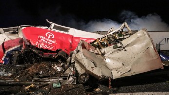 Τραγωδία στα Τέμπη: 16 νεκροί, 85 τραυματίες και εγκλωβισμένοι από τη φονική σύγκρουση δύο τρένων