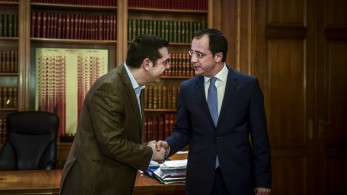 Με τρείς ώρες καθυστέρηση και στα Λεύκαρα η συνάντηση Χριστοδουλίδη, Τσίπρα – Έντονο παρασκήνιο