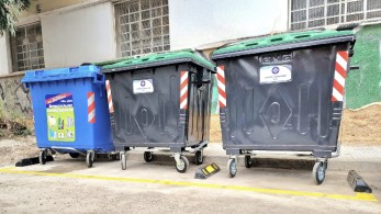 Κίτρινοι “σηματοδότες” γύρω από τους κάδους απορριμμάτων στην Αθήνα – Τι είναι (pics)