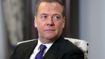 Ο Μεντβέντεφ ζητά αύξηση της παραγωγής όπλων: Η απειλή του Στάλιν που επικαλέστηκε