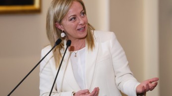 H Μελόνι φέρνει τα πάνω-κάτω: Κεντρική ομιλήτρια στο συνέδριο του μεγαλύτερου “κόκκινου” συνδικάτου της Ευρώπης