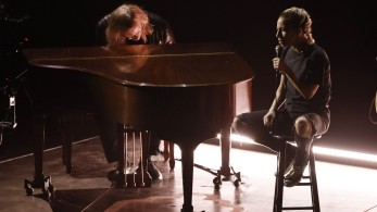 Στα Όσκαρ η Lady Gaga: Πρώτα με Versace, μετά με T-shirt και αθλητικά παπούτσια