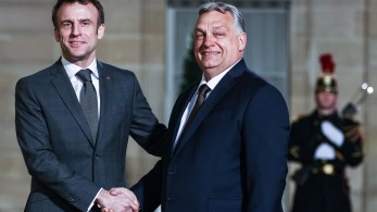 Δείπνο εργασίας Μακρόν – Όρμπαν: Στο “μενού” το κράτος δικαίου και η “ενότητα” έναντι της Ρωσίας