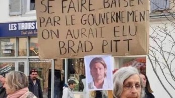 Viral η Γαλλίδα με το πλακάτ: «Αν θέλαμε να μας γ@@@@ει η κυβέρνηση, θα είχαμε ψηφίσει τον Μπραντ Πιτ»