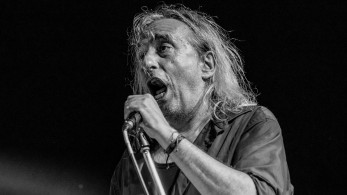 Ειρωνεία και χλευασμός από τον Γιάννη Αγγελάκα: Τον ενόχλησαν τα μέτρα στήριξης των οικογενιεών των θυμάτων