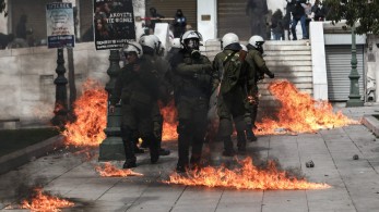 Επίθεση κουκουλοφόρων στο κέντρο της Αθήνας- Μολότοφ, πέτρες και βανδαλισμοί