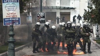 ΕΛ.ΑΣ.: Πέντε τραυματίες αστυνομικοί, 3 συλλήψεις και 14 προσαγωγές από τα επεισόδια στην Αθήνα
