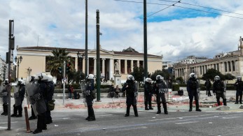 Νέα επεισόδια κουκουλοφόρων στα Προπύλαια