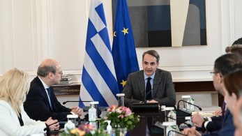 Mητσοτάκης: Στα 780 ευρώ ο κατώτατος μισθός από 1η Απριλίου Mητσοτάκης: Στα 780 ευρώ ο κατώτατος μισθός από 1η Απριλίου