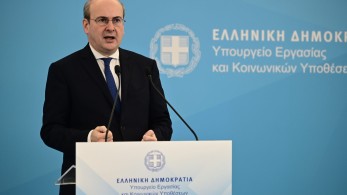 Χατζηδάκης για κατώτατο μισθό: 20% αύξηση σε δύο χρόνια – Πόσο ανεβαίνει το επίδομα ανεργίας