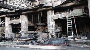 Στάχτη έγινε το εστιατόριο στη Νέα Σμύρνη – Υπό έλεγχο η φωτιά