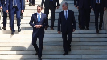 Τυπική η χειραψία Μητσοτάκη – Ανδρουλάκη στη Βουλή πριν την παρέλαση Τυπική η χειραψία Μητσοτάκη – Ανδρουλάκη στη Βουλή πριν την παρέλαση