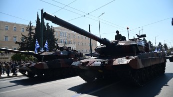 Μεγαλειώδης η στρατιωτική παρέλαση για την 25 Μαρτίου στην Αθήνα με Rafale, F-16 Viper και Marder (βίντεο-φωτό)