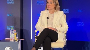 Η υφυπουργός Μεταφορών Χριστίνα Αλεξοπούλου οδήγησε το πρώτο επιδοτούμενο «πράσινο», ηλεκτρικό ταξί