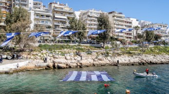 Εορτασμός της 25ης Μαρτίου στον Πειραιά με την ελληνική σημαία να κυματίζει στη θάλασσα (Φωτογραφίες)