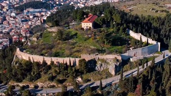 Κάστρο της Λαμίας: «Ενέσεις» για να μείνει στη θέση του