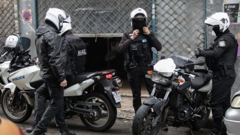 Επίθεση 30 χούλιγκανς με μαχαίρια έξω από το Εφετείο – Ένας τραυματίας – 4 προσαγωγές