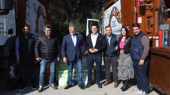 Τρία σύγχρονα απορριμματοφόρα για τη συλλογή βιοαποβλήτων στο Δήμο Αγίων Αναργύρων – Καματερού