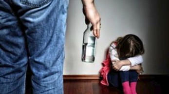 Νέα υπόθεση βιασμού και εκπόρνευσης 14χρονου παιδιού – Χειροπέδες σε τέσσερα άτομα