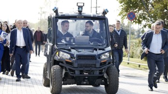 Βόλτα Μητσοτάκη με ηλεκτρικό όχημα του ΕΚΕΤΑ