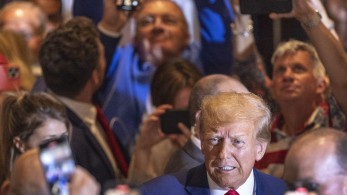 Στο Μανχάταν ο Τραμπ – Καταθέτει στην εισαγγελέα της Νέας Υόρκης