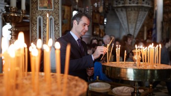 Επιστροφή Μητσοτάκη από την Τήνο με το πλοίο της γραμμής – Συνομιλία με πολίτες
